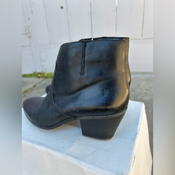 Frye Jennifer ankle bootie, black leather, size 9 - Picture 5 of 5
